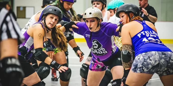 A group of blockers skating closely together in the pack
